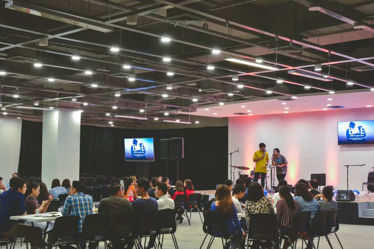 Studenți la un curs într-un auditoriu universitar